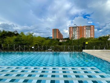 Extraordinaria casa nueva en Cerritos en conjunto con piscina con 3 alcobas y 3 baños. Galicia. Pereira.