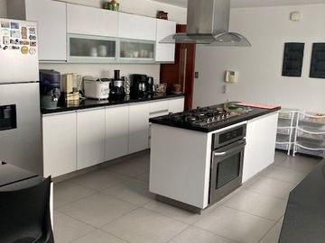 SE VENDE FINO DEPARTAMENTO EN ZONA EXCLUSIVA DE SAN ISIDRO - Av. Santo Toribio .