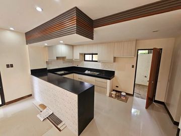 BRAND NEW SINGLE ATTACHED HOUSE AND LOT FOR SALE IN TOWN AND COUNTRY WEST MOLINO III