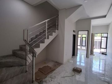 Rumah Tenggilis Mejoyo Selatan Dekat Kampus Ubaya Tenggilis Surabaya Baru Gres
