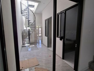 Rumah Tenggilis Mejoyo Selatan Dekat Kampus Ubaya Tenggilis Surabaya Baru Gres