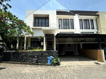 Dijual rumah dengan lokasi sangat strategis di Jl. RC. Veteran Raya!