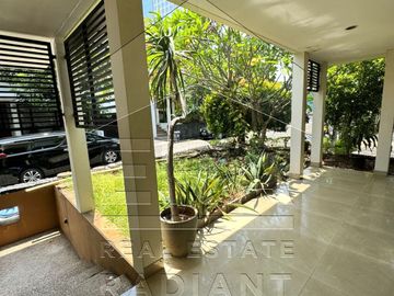 Dijual rumah dengan lokasi sangat strategis di Jl. RC. Veteran Raya!