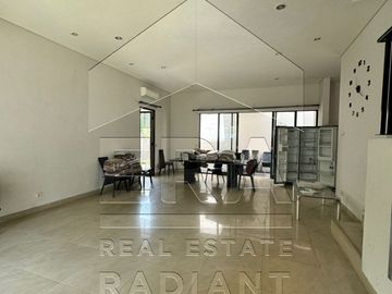 Dijual rumah dengan lokasi sangat strategis di Jl. RC. Veteran Raya!