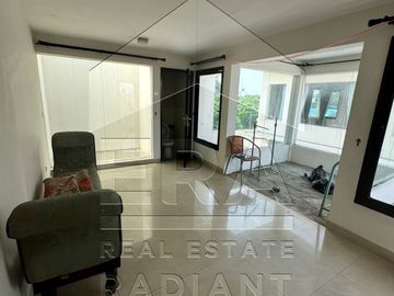 Dijual rumah dengan lokasi sangat strategis di Jl. RC. Veteran Raya!
