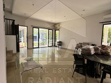 Dijual rumah dengan lokasi sangat strategis di Jl. RC. Veteran Raya!