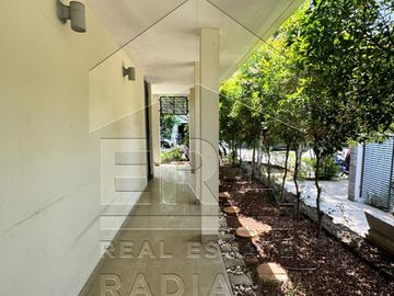 Dijual rumah dengan lokasi sangat strategis di Jl. RC. Veteran Raya!