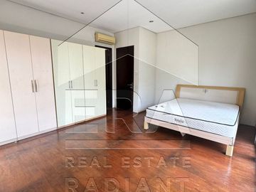 Dijual rumah dengan lokasi sangat strategis di Jl. RC. Veteran Raya!