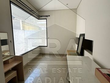 Dijual rumah dengan lokasi sangat strategis di Jl. RC. Veteran Raya!
