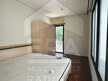 Dijual rumah dengan lokasi sangat strategis di Jl. RC. Veteran Raya!