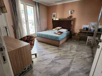 RUMAH ASRI dgn TAMAN di KOMPLEK PONDOK ANGGREK, JAKBAR dkt TAMAN ANGGREK