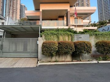 RUMAH ASRI dgn TAMAN di KOMPLEK PONDOK ANGGREK, JAKBAR dkt TAMAN ANGGREK