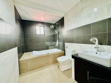 FOR SALE BEAUTFUL MODERN 2 STOREY DUPLEX HOUSE IN BF RESORT