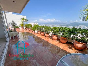 Departamento con alberca privada y vista al mar