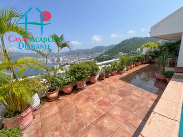 Departamento con alberca privada y vista al mar