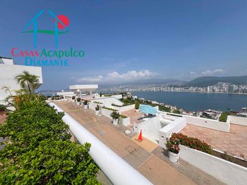 Departamento con alberca privada y vista al mar