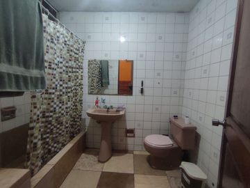 VENTA DE CASA AT 120M2 AC 230M2 SAN JUAN DE LURIGANCHO - $215,000