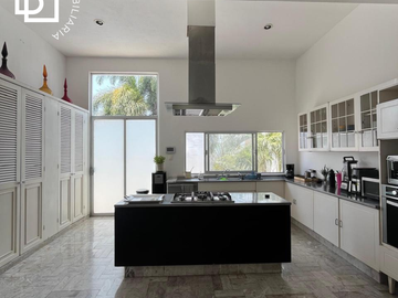 Preciosa casa en venta de 4 recámaras con alberca dentro de la Ciudad de Mérida