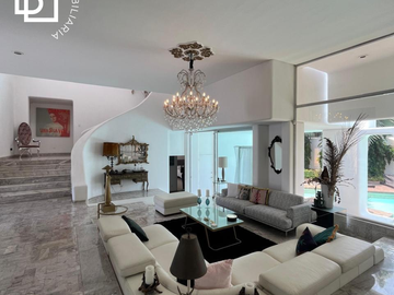 Preciosa casa en venta de 4 recámaras con alberca dentro de la Ciudad de Mérida