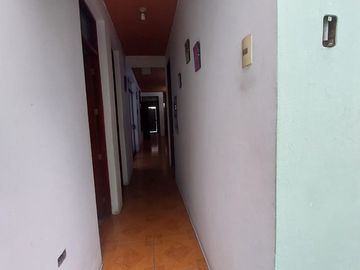 VENTA DE HERMOSA CASA EN URB. EL ALAMO- TARAPICHE CON VISTA EXTERNA.