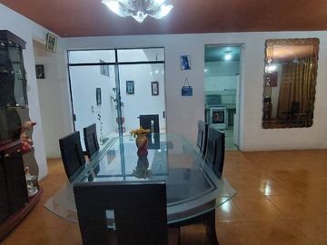 VENTA DE HERMOSA CASA EN URB. EL ALAMO- TARAPICHE CON VISTA EXTERNA.