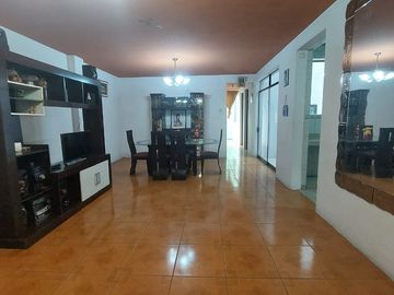 VENTA DE HERMOSA CASA EN URB. EL ALAMO- TARAPICHE CON VISTA EXTERNA.