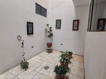 VENTA DE HERMOSA CASA EN URB. EL ALAMO- TARAPICHE CON VISTA EXTERNA.