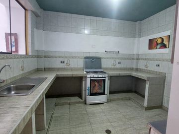 VENTA DE HERMOSA CASA EN URB. EL ALAMO- TARAPICHE CON VISTA EXTERNA.
