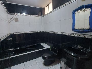 VENTA DE HERMOSA CASA EN URB. EL ALAMO- TARAPICHE CON VISTA EXTERNA.