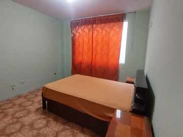 VENTA DE HERMOSA CASA EN URB. EL ALAMO- TARAPICHE CON VISTA EXTERNA.