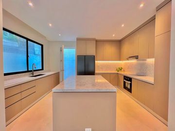 SPACIOUS SINGLE HOUSE AND LOT WITH MODERN INTERIOR DESIGN IN BF RESORT LAS PINAS