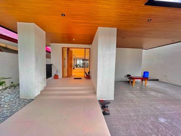 SPACIOUS SINGLE HOUSE AND LOT WITH MODERN INTERIOR DESIGN IN BF RESORT LAS PINAS
