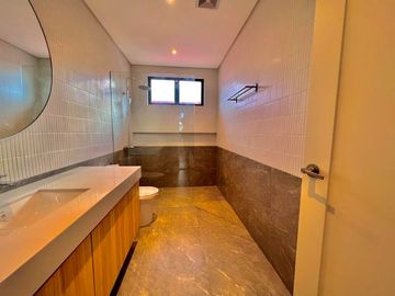 SPACIOUS SINGLE HOUSE AND LOT WITH MODERN INTERIOR DESIGN IN BF RESORT LAS PINAS