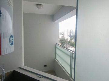 Venta de departamento con cochera limite con San Isidro