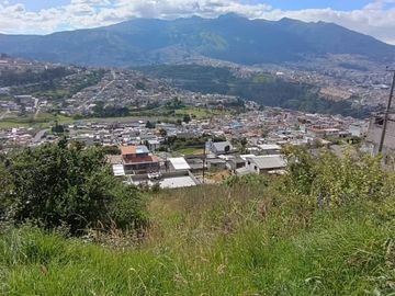 Terreno en venta 996 m2 sector Alma Lojana Puengasí Quito