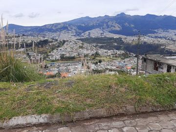 Terreno en venta 996 m2 sector Alma Lojana Puengasí Quito
