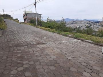 Terreno en venta 996 m2 sector Alma Lojana Puengasí Quito