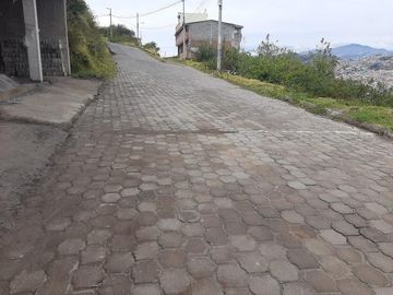 Terreno en venta 996 m2 sector Alma Lojana Puengasí Quito