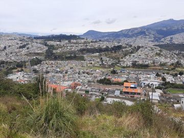 Terreno en venta 996 m2 sector Alma Lojana Puengasí Quito