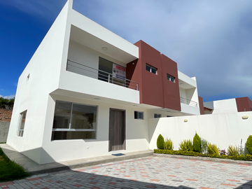 SE VENDE CASA A ESTRENAR EN POMASQUI