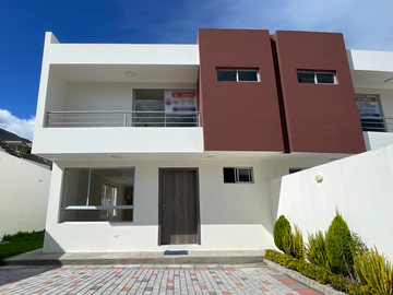 SE VENDE CASA A ESTRENAR EN POMASQUI