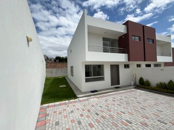 SE VENDE CASA A ESTRENAR EN POMASQUI