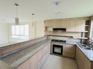 SE VENDE CASA A ESTRENAR EN POMASQUI