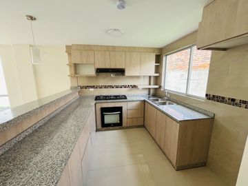 SE VENDE CASA A ESTRENAR EN POMASQUI