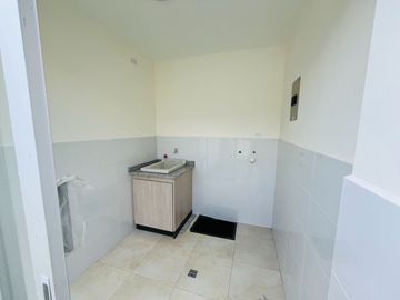 SE VENDE CASA A ESTRENAR EN POMASQUI