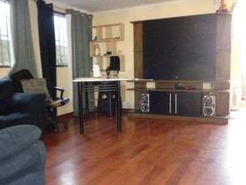 Venta de amplia Casa 2 Pisos + Local Comercial, El Bosque