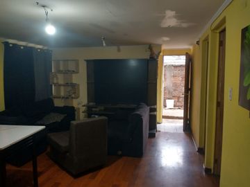 Venta de amplia Casa 2 Pisos + Local Comercial, El Bosque