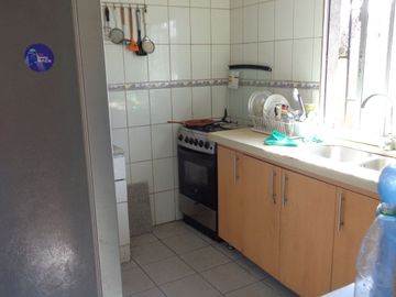 Venta de amplia Casa 2 Pisos + Local Comercial, El Bosque