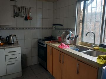 Venta de amplia Casa 2 Pisos + Local Comercial, El Bosque