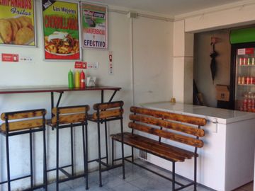 Venta de amplia Casa 2 Pisos + Local Comercial, El Bosque